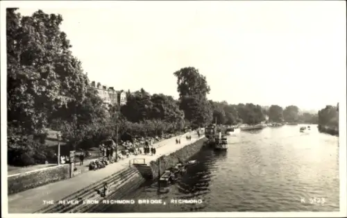 Ak Richmond upon Thames London England, Flussansicht, Richmond Bridge, Menschen am Ufer, Boote au