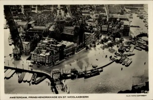 Ak Amsterdam Nordholland Niederlande, Luftaufnahme von  Prins Hendrikkade, St. Nicolaaskerk, Schi