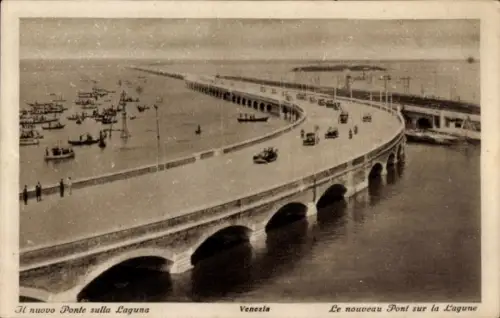 Ak Venezia Venedig Veneto, Brücke über die Lagune,  Boote im Wasser, Autos auf der Straße