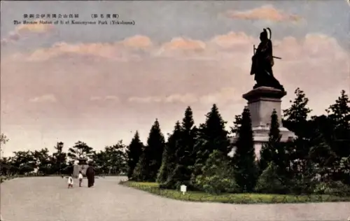 Ak Yokohama Präf. Kanagawa Japan, Bronzestatue, Kamonyama Park,  Bäume, Weg, Menschen