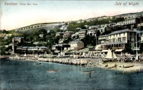 Ak Ventnor Isle of Wight England, Blick auf  Küstenansicht, Boote am Strand