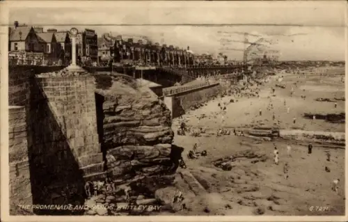 Ak Whitley Bay North East, Strandpromenade,  Menschen am Strand, Felsen, Uhr