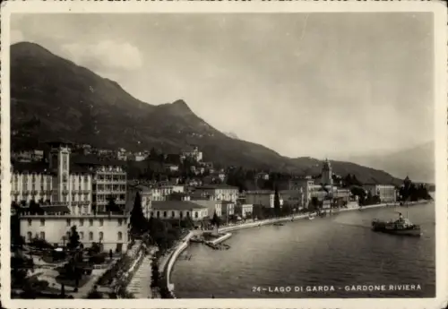 Ak Gardone Riviera Lago di Garda Lombardia,  Gardone Riviera, Seeansicht, Berge, Schiffe