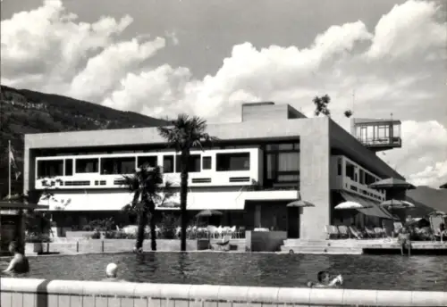 Ak Lugano Kanton Tessin Schweiz, Hotelgebäude, Schwimmbad, Palmen, Sonnenschirme, Tennisplatz