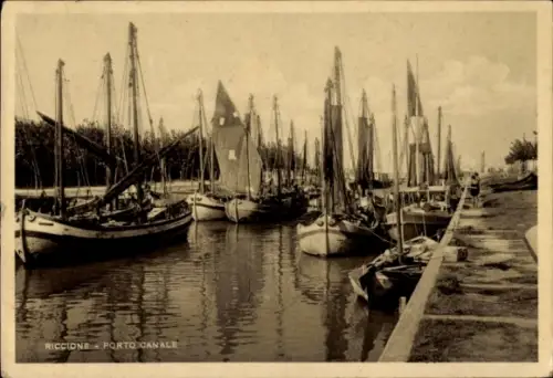 Ak Riccione Emilia Romagna, Hafen mit Segelbooten, Wasserweg, Bäume im Hintergrund
