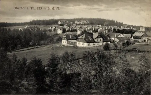 Ak Oberhof im Thüringer Wald, Oberhof i. Th., 825 m ü. d. M., Landschaft mit Häusern