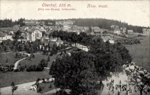 Ak Oberhof im Thüringer Wald,  Blick vom Schlosshotel, Wald, Häuser, Menschen