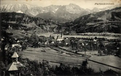 Ak Partenkirchen in Oberbayern,  Berge im Hintergrund, Kirche, Häuser, ländliche Landschaft
