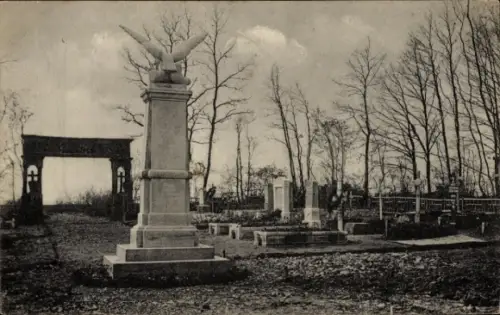 Ak Meuse, Denkmal auf dem Heldenfriedhof im Walde bei Loison, Errichtet vom Armierungs-Bataillon 42