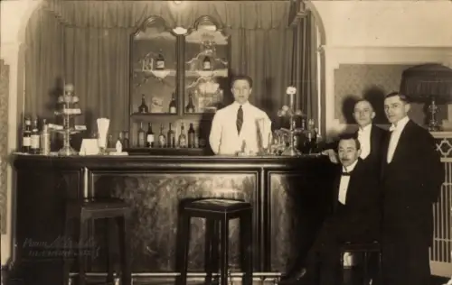 Foto Ak Oberhof im Thüringer Wald, Gastwirt hinter dem Tresen, Kellner, Mitschke