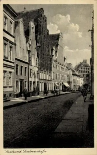 Ak Stralsund in Vorpommern, Straße mit alten Häusern, Wolken, Menschen,  aus Stralsund