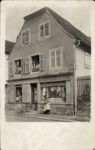 Foto Ak Colmar Kolmar Elsass Haut Rhin?, Wohnhaus, Kinder