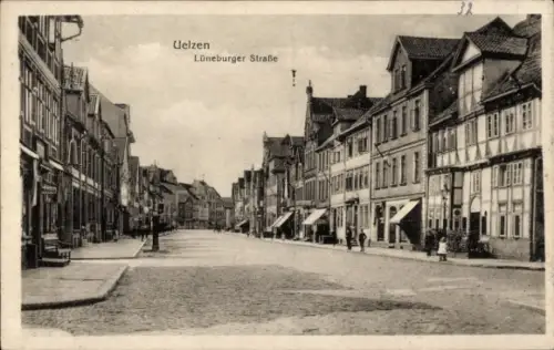 Ak Uelzen in Niedersachsen,  Lüneburger Straße, Straßenansicht,  Gebäude