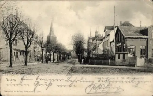 Ak Uelzen in Niedersachsen, Bahnhofstraße, St. Marienkirche, Bäume, Häuser