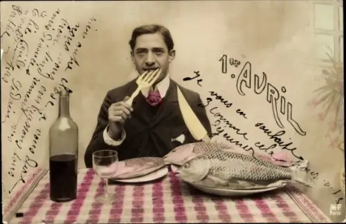 Ak 1. April, Mann mit Messer und Gabel, Fische, Weinflasche
