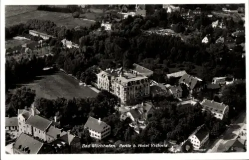Ak Bad Wörishofen im Unterallgäu, Luftaufnahme von  Hotel Victoria, umliegende Häuser