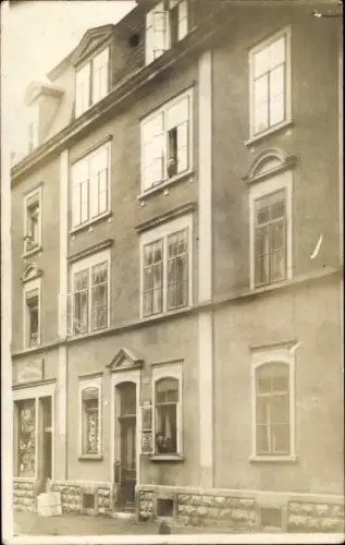 Foto Ak Würzburg am Main Unterfranken, Hausbewohner an den Fenstern