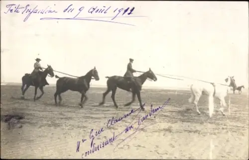 Foto Ak Menschen zu Pferden