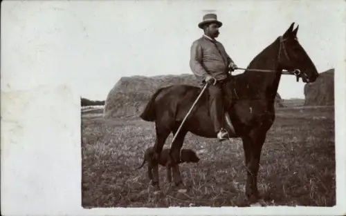 Foto Ak Berlin Tempelhof Marienfelde, Reiter, Hund