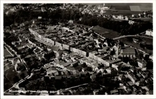Ak Mühldorf am Inn Oberbayern, Luftaufnahme von Mühldorf, Stadtansicht, Flugzeugperspektive
