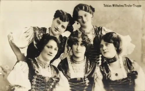 Ak Tobias Wilhelms Tiroler Truppe, Fünf junge Frauen in Tracht
