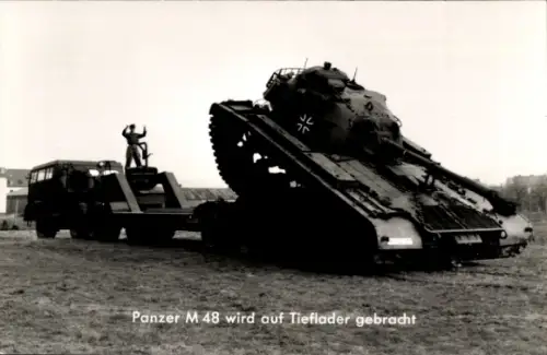Ak Bundeswehr, Panzer M48 wird auf Tieflader gebracht