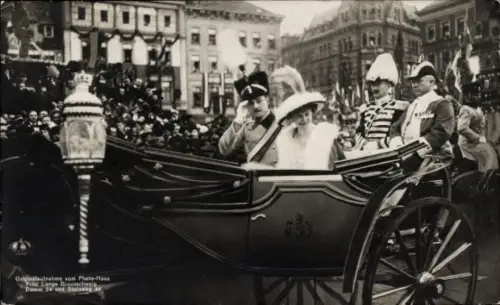 Ak Braunschweiger Adel, Herzogin Luise, Herzog Ernst, Kutsche