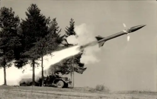 Foto Bundeswehr?, Militärwagen, Raketenwaffe, Sommer 1963