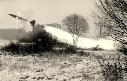 Foto Ak Bundeswehr, Rakete wird geschossen