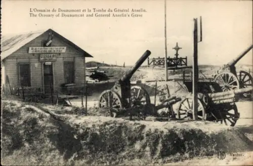 Ak Douaumont Lothringen Meuse, Ossuarium, Grab von General Anselin, Geschütze