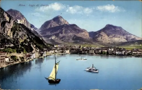 Ak Riva del Garda Trentino, Landschaft am Lago di Garda, Segelboot, Berge, Stadtansicht