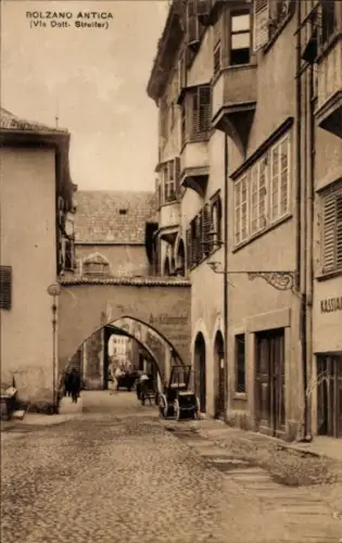 Ak Bozen Bolzano Südtirol, Bolzano Antica, Via Dott. Streiter, gepflasterte Straße,  Gebäude