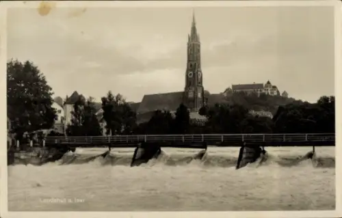 Ak Landshut in Niederbayern, Landshut a. Isar, Fluss mit Wehr, Kirche, Burg im Hintergrund