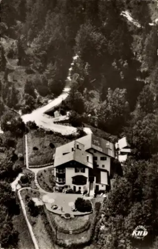 Ak Mittenwald in Oberbayern, Luftaufnahme eines Kurheims, umgeben von Bäumen, Straße, Garten