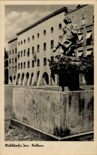 Ak Mühldorf am Inn Oberbayern, Rathaus von  Statue,  Architektur