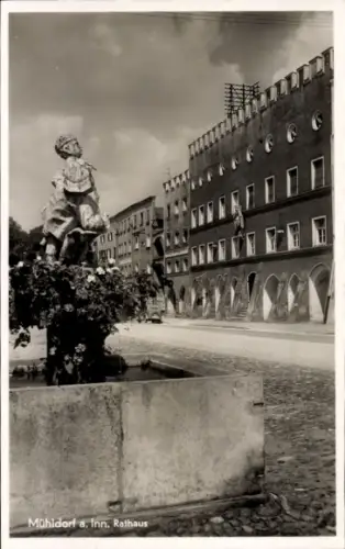 Ak Mühldorf am Inn Oberbayern, Statue, Blumenbeet, Rathaus,  Architektur