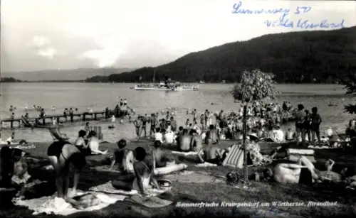 Ak Krumpendorf am Wörthersee Kärnten, Strandbad am Wörthersee, viele Badegäste, Dampfer auf dem W