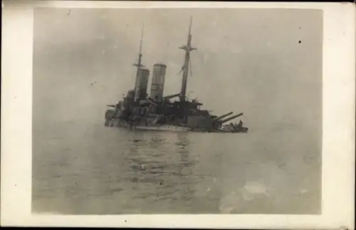 Foto Ak Russisches Kriegsschiff, Linienschiff Glava, Gefecht mit SMS König, Kronprinz, Gr. Kurfürst