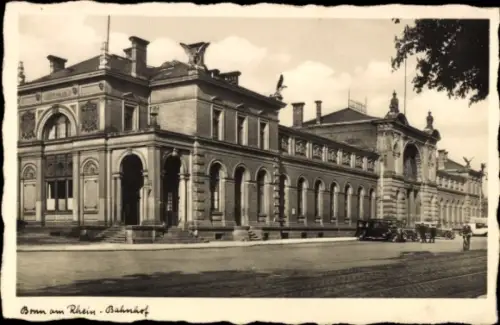 Ak Bonn in Nordrhein Westfalen, Bahnhofsgebäude, Totalansicht, Vorderseite, parkende Automobile