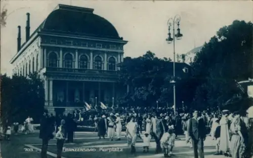 Ak Františkovy Lázně Franzensbad Region Karlsbad, Kurplatz in  viele Menschen,  Atmosphäre