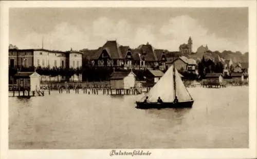 Ak Balatonföldvár Ungarn,  Segelboot auf dem Wasser, Häuser im Hintergrund