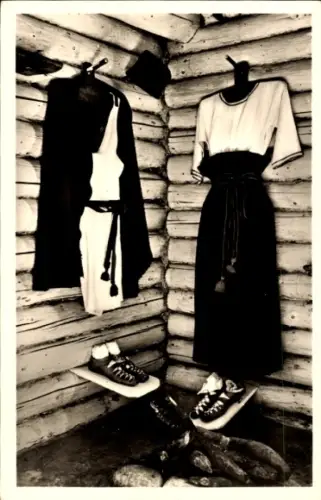 Ak Unteruhldingen Uhldingen Mühlhofen am Bodensee, Kleider und Schuhe aus der Bronzezeit, Freilic