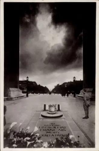 Ak Paris VIII, Triumphbogen, Arc de Triomphe, Soldatengrabmal