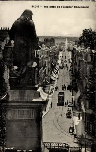 Ak Blois Loir-et-Cher, Blick auf die Straße, Statue, Straßenbahn,  Szenerie