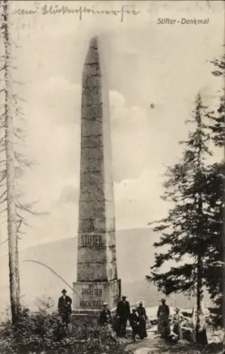 Ak Šumava Böhmerwald, Stifter-Denkmal, Obelisk, Menschen, Bäume, Landschaft
