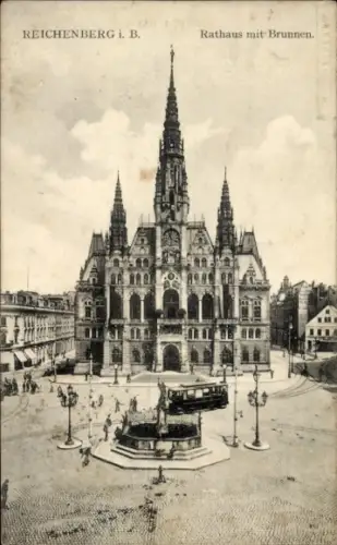 Ak Reichenberg in Böhmen Liberec Tschechien, Rathaus mit Brunnen,  Architektur, Menschen auf der 
