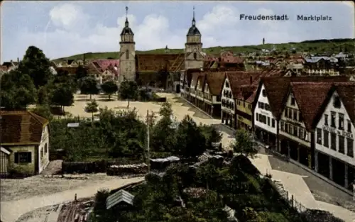 Ak Freudenstadt im Schwarzwald,  Marktplatz, zwei Türme,  Gebäude, Bäume