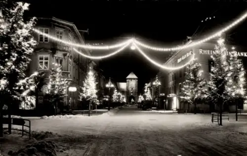Ak Villingen im Schwarzwald, Winteridyll, Kreuzung, Bank, Beleuchtung
