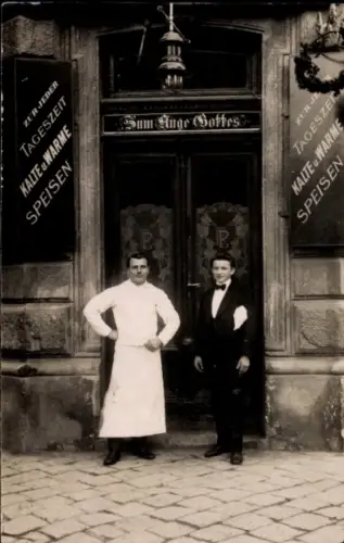 Foto Ak Wien 17 Hernals, Zum Auge Gottes, Kellner vor der Eingangstür