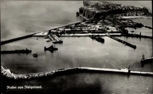 Ak Nordseeinsel Helgoland, Luftaufnahme des Hafens,  Wasser, Schiffe, Küste